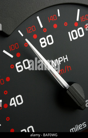 Fahrzeug-Tachometer zeigt 70 km/h Stockfoto