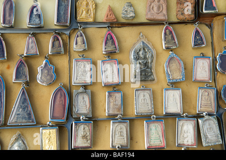 Eine Nahaufnahme von Amuletten auf einem Marktstand in Bangkok Thailand Stockfoto