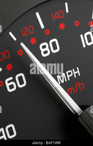 Fahrzeug-Tachometer zeigt 70 km/h Stockfoto