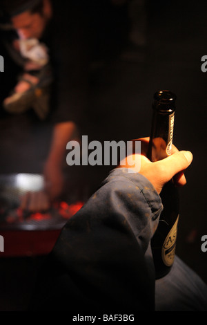 Genießen Sie ein Bier und ein Bbq spät in die Nacht Stockfoto