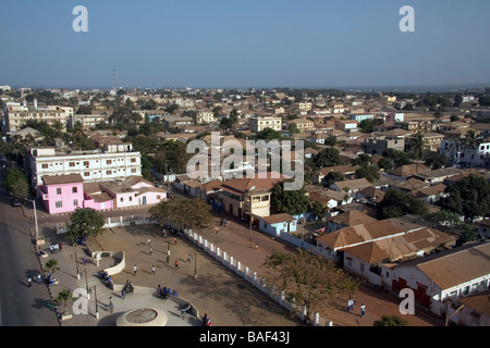 Blick über Banjul Gambia Westafrika von Arch 22 Stockfoto