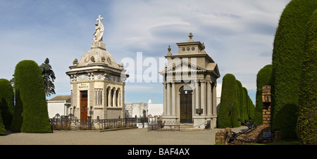 Panoramablick über zwei Mausoleen. Die historischen städtischen Friedhof in Punta Arenas, Chile, Südamerika. Stockfoto