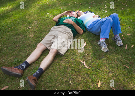 Paar erholsame auf Rasen Detail Stockfoto