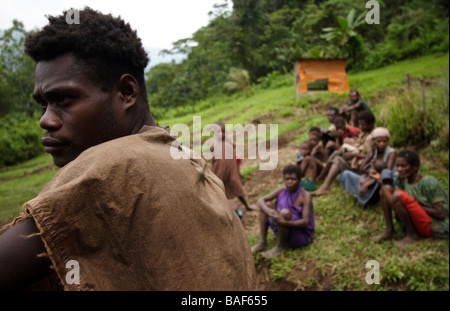 Lokalen Stammesangehörigen zu sammeln, in einer Lichtung tief im Dschungel auf Neubritannien, einer Insel vor der Küste Papua-Neuguineas Stockfoto