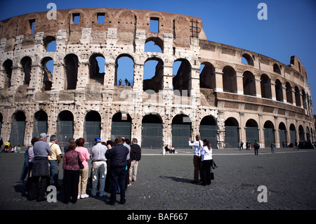 Gruppen von Touristen stehen außerhalb des Kolosseums in Rom Italien Stockfoto