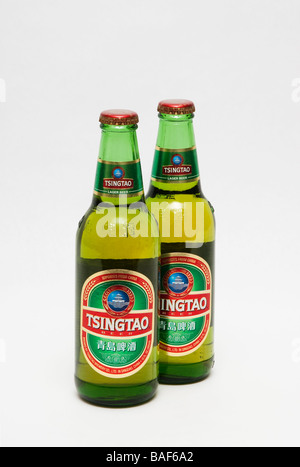 zwei Flaschen Tsingtao Bier auf weißem Hintergrund Stockfoto