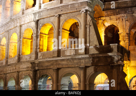 Ein Teil des Kolosseums beleuchtet in der Nacht gegen den Nachthimmel in Rom Italien Stockfoto