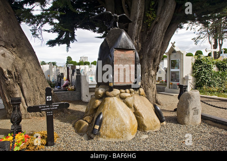 Denkmal und Grab auf der Admiral Graf Spee in der historischen städtischen Friedhof in Punta Arenas, Chile, Südamerika. Stockfoto