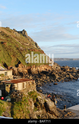 Priester-Bucht am Cape Cornwall kleiner Hafen, Strand und schroffen Klippen auf der Atlantik-Küste Stockfoto