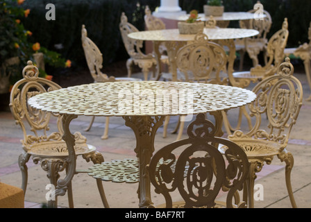 Schmiedeeisen Tische und Stühle auf der Terrasse des blauen Palmetto Cafe Bok Tower Stockfoto