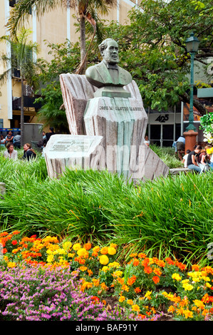 Eine Skulptur von Jose Maria Castro Madriz und Blumengarten in einem Stadtplatz in San Jose, Costa Rica, Mittelamerika Stockfoto