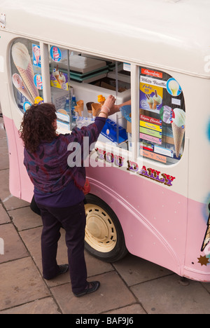 Eine Frau kauft ein Eis von einem van im Vereinigten Königreich Stockfoto