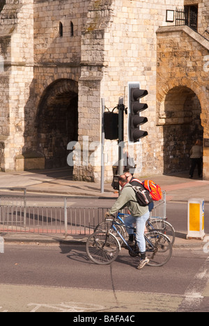 Zwei Radfahrer warten an der Ampel Stockfoto