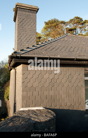 Ein Haus komplett verkleidet bedeckt im walisischen Schiefer Fliesen - Wände, Dach und Schornstein - Porthmadog Gwynedd Nord wales UK Stockfoto