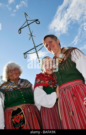 Frauen und Mädchen mit Kostümen im Hochsommer Feier in Svaerdsjoe Schweden Juni 2008 Stockfoto