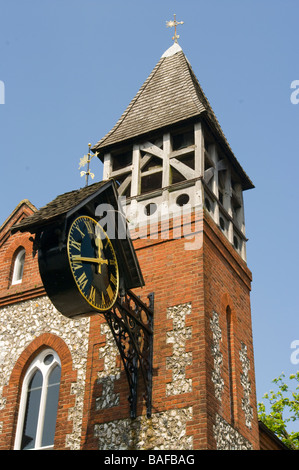Glockenturm und Uhr von St. Michael In Lewes Kirche East Sussex Stockfoto