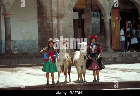 Peruanische Quecha Frauen mit Lamas, Cusco, Peru Stockfoto