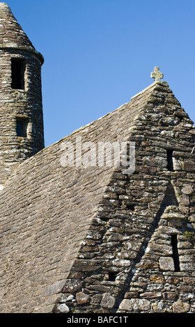 Einfachheit in der vertikalen Stein A Detailansicht Turm und Stein Dach des St Kevins Kapelle.  Ein Fels Kreuz ziert das Dach Stockfoto