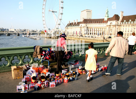 Souvenir-Verkäufer am Westminster Bridge London 2009 Stockfoto