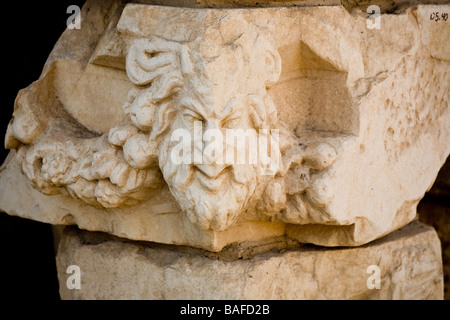 Ecke in der Nase. Eine lange Spitze Nase markiert die Ecke eines Gebäudes in dieser Schnitzerei aus der Künstlerkolonie und Schule in Aphrodisias Stockfoto