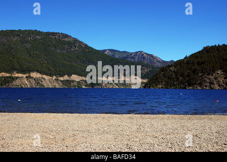 Strand am See Lacar, umgeben von Bergen in San Martin de Los Andes, Patagonien Stockfoto