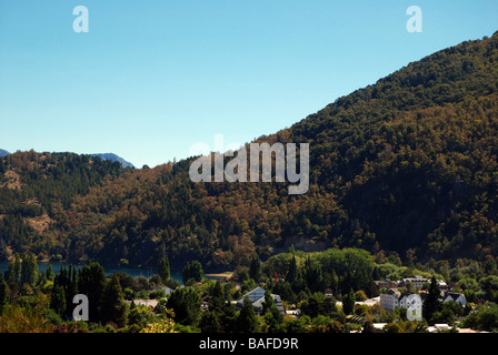 Landschaftsansicht Häuser, Berge und See Lacar in San Martin de Los Andes, Patagonien Stockfoto