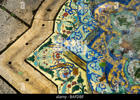 bunte Fliesen Brunnen im Innenhof der Pinewood Estate bei Bok Tower Gardens nationalen historischen Wahrzeichen Lake Wales Florida Stockfoto