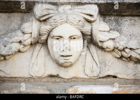 Frau und Headress. Eine junge Frau mit glatter Haut ist in dieser Schnitzerei aus der Künstlerkolonie und Schule in Aphrodisias dargestellt. Stockfoto