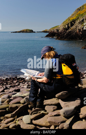 Frau, die Überprüfung der Route auf dem Pembrokeshire Coastal Path Stockfoto