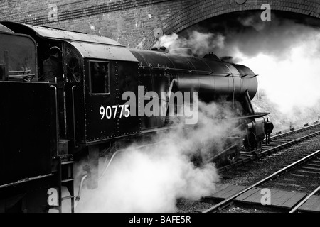 Ein "Dampflokomotive" sitzt am "Weybourne Station" auf der "North Norfolk Railway" bekannt als "The Poppy Line" East Anglia, Großbritannien Stockfoto