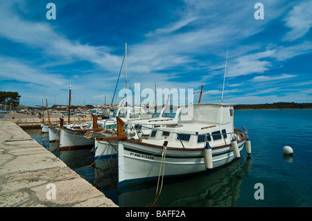 Klassische Llaud und Angelboote/Fischerboote bei Porto Colom Mallorca Balearen Spanien | Klassische Llaut Und Fischerboote in Porto Colom Stockfoto