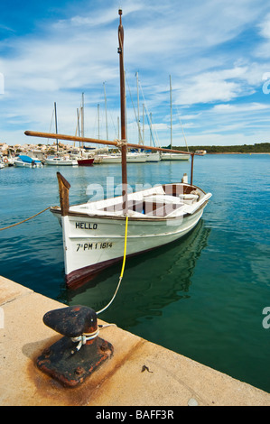 Klassische Llaud Fischerboot bei Porto Colom Mallorca Balearen Spanien | Klassisches Llaut Fischerboot in Porto Colom Mallorca Spani Stockfoto