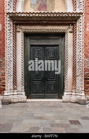 Bewaldete Kirche Tür mit geschnitzten Stein Surround Venedig Italien Stockfoto
