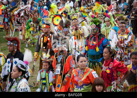 Mitglieder des Haliwa Saponi Indianer Stamm in North Carolina tragen bunte Kostüme während ihrer 44th jährlichen Powwow Stockfoto