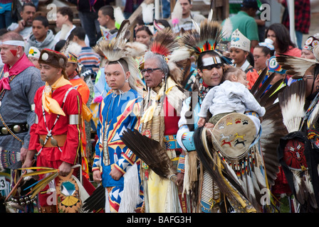 Mitglieder des Haliwa Saponi Indianer Stamm in North Carolina tragen bunte Kostüme während ihrer 44th jährlichen Powwow Stockfoto