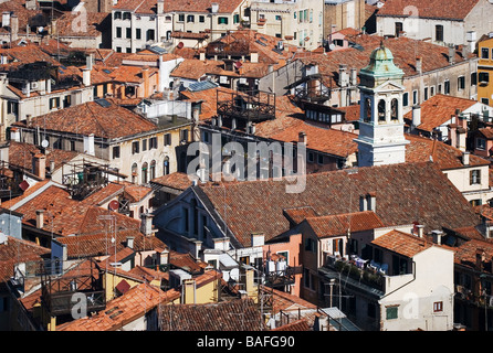 Blick auf venezianischen Dächer und Kirchturm, gesehen vom Turm von St. Marks Campanile Venedig Italien Stockfoto