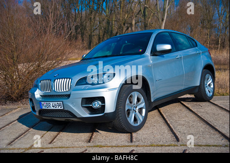 Silbernen BMW X 6 Vorderansicht Stockfoto