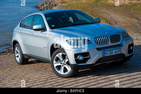 Silbernen BMW X 6 Vorderansicht Stockfoto