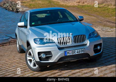 Silbernen BMW X 6 Vorderansicht Stockfoto