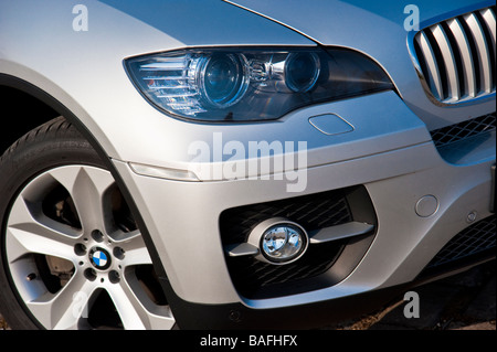 Silbernen BMW X 6 vorne hautnah mit Scheinwerfer Stockfoto