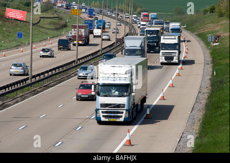 Schwerlastverkehr durchläuft Essex auf der M25 London Orbital Autobahn in Richtung der Queen Elizabeth II Bridge. Stockfoto