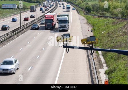 Verkehr unter Beobachtung, wie es auf der M25 Essex durchläuft. Stockfoto