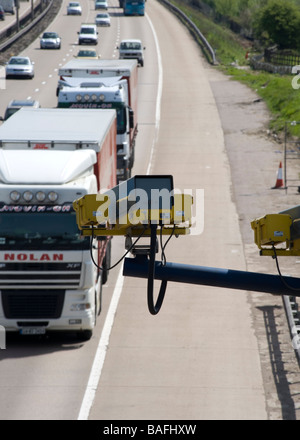 Verkehr unter Beobachtung, wie es auf der M25 Essex durchläuft. Stockfoto