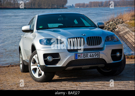 Silbernen BMW X 6 Vorderansicht Stockfoto