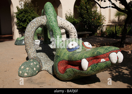 Nikigator von Niki de Saint Phalle außerhalb der Mingei international Museum Plaza de Panama Balboa park, San Diego Kalifornien Stockfoto