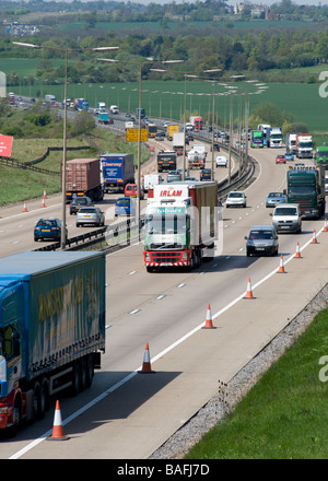 Schwerlastverkehr durchläuft Essex auf der M25 London Orbital Autobahn in Richtung der Queen Elizabeth II Bridge. Stockfoto