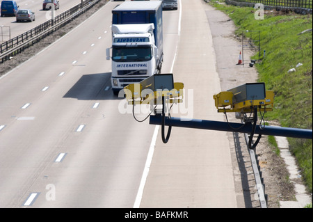 Verkehr unter Beobachtung, wie es auf der M25 Essex durchläuft. Stockfoto