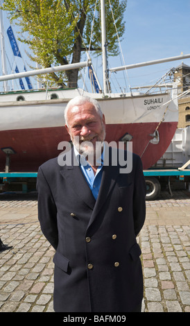 Berühmte Seefahrer Sir Robin Knox-Johnston vor Suhaili seine Yacht, in dem er gewann die erste, Runde der Welt Rennen Stockfoto