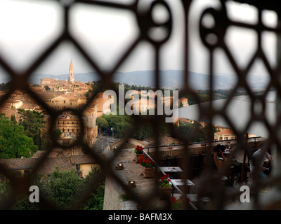 Eine Bar mit einem unschlagbaren Blick auf Perugia ist gefüllt mit mehreren Tabellen von Paaren. Stockfoto