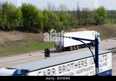 Verkehr unter Beobachtung, wie es auf der M25 Essex durchläuft. Stockfoto